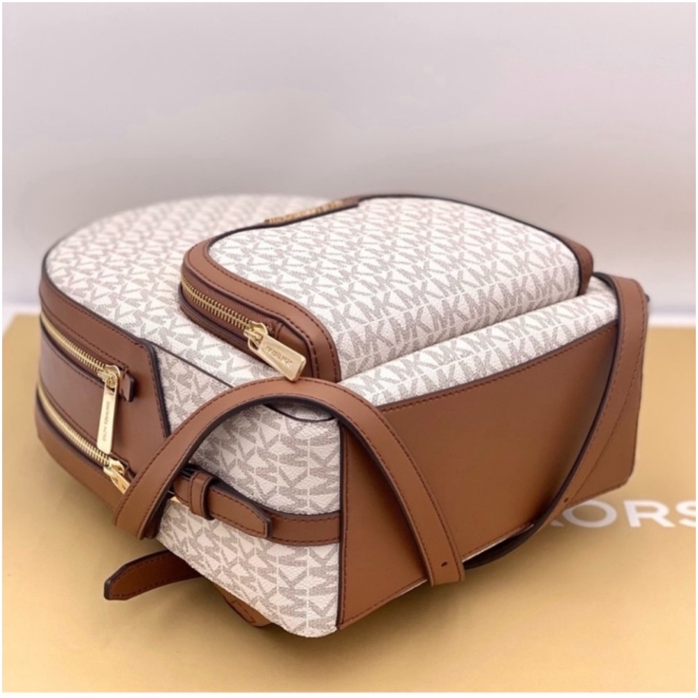SALE🔥🔥🔥MICHAEL KORS JAYCEE MEDIUM BACKPACK and Wallet Set
VANILLA - Picture 9 of 14